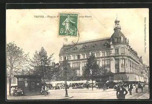 AK Troyes, Marktplatz mit Gebäudeansicht und Passanten