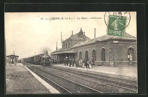 AK La Loupe, La Gare, Interieure, Passagiere warten am Bahnsteig, Bahnhof