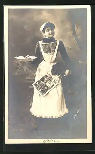 AK Dienstmädchen mit Teller und Zeitung