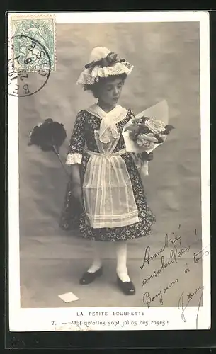 AK Niedliches kleines Dienstmädchen mit Staubwedel und Blumenstrauss
