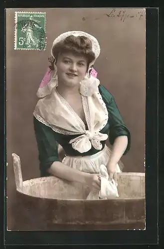 AK Waschfrau, junge Frau in Tracht beim Wäsche waschen