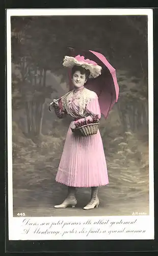 AK Frau mit Schirm, Körbchen, rosa Kleid