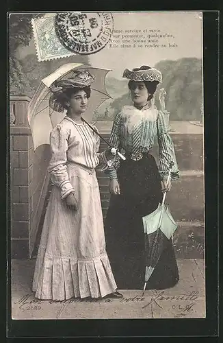 AK Frauen mit Schirm, zwei Frauen in Kleidern
