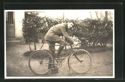 AK Junger Mann auf seinem Fahrrad