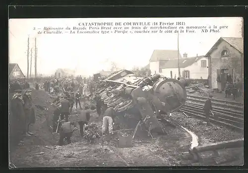 AK Courville, Catastrophe 1911, Rencontre du Rapide Paris-Brest avec un train de marchandises en manoevre a la gare