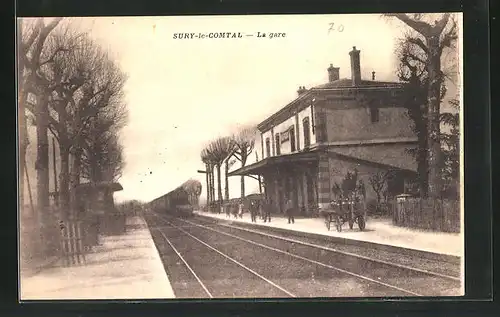 AK Sury-le-Comtal, La Gare, Bahnhof mit einfahrendem Zug
