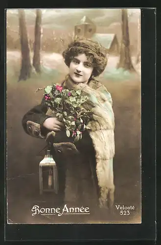 AK Bonne Annèe, Hübsche Frau mit einem Pelzumhang und einen Blumenstrauss