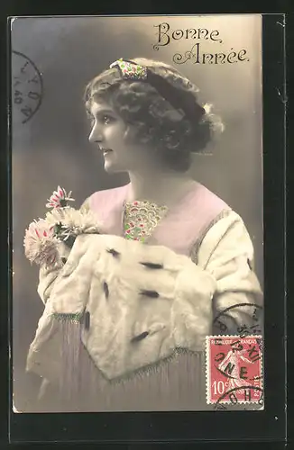 AK Bonne Annèe, Junge Frau mit einem Pelzumhang und Blumen in der Hand