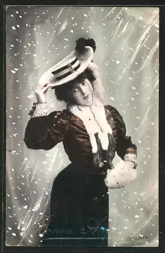 AK schöne junge Frau mit Pelzmuff und schönem Hut im Schneesturm