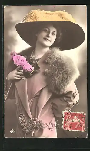 AK Bonne Annee, lächelnde schöne Frau mit Pelzkragen und interessantem Hut