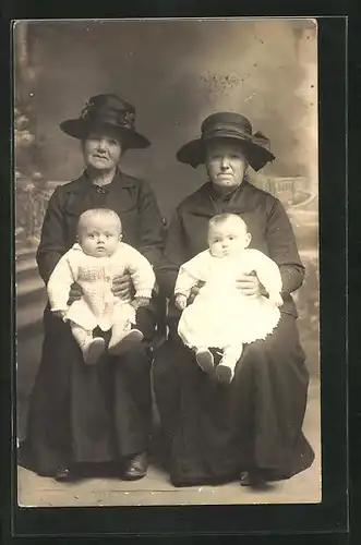 AK Frauen mit Hut halten zwei Kleinkinder auf dem Schoss