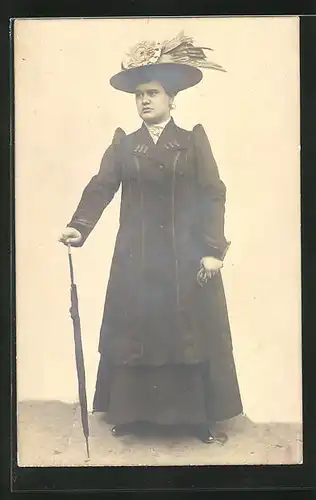 AK Frau mit Hut und Mantel hält einen Schirm in der Hand