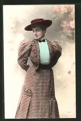 AK Frau mit Hut im karierten Kostüm und Schleife