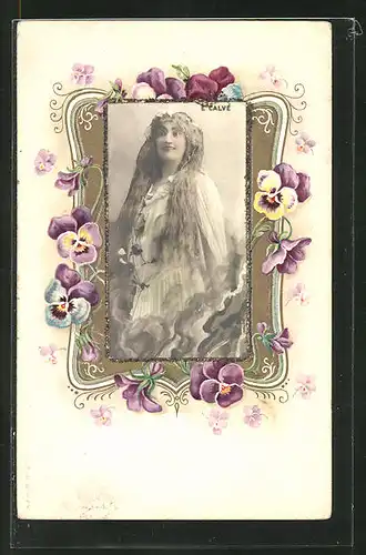 Glitzer-AK Frau mit langem Haar und Blumen im Jugendstil