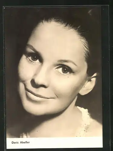 AK Schauspielerin Doris Abesser mit geheimnisvollem Lächeln