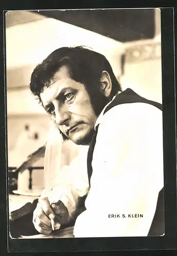 AK Schauspieler Erik S. Klein mit Schreibfeder