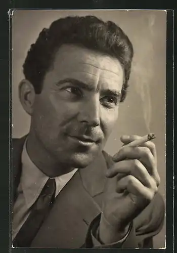 AK Schauspieler Ferenc Zenthe mit Zigarette
