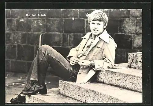 AK Schauspieler Detlef Giess im Jeans-Anzug