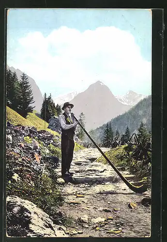AK Alphornbläser auf einem Weg im Gebirge