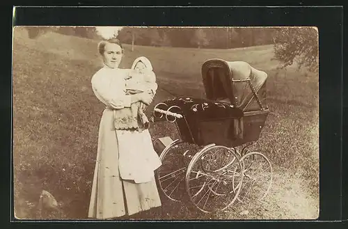 Foto-AK Mutter mit Baby und Kinderwagen
