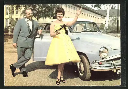 AK Musikerin Sonja Siewert & Herbert Klein am Auto stehend
