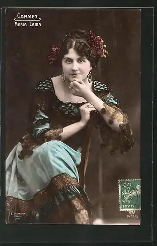 AK Opernsängerin Maria Labia auf einem Stuhl sitzend