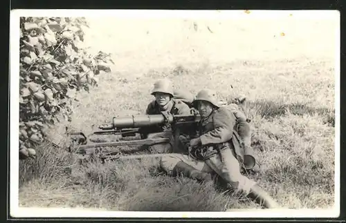 Foto-AK Soldaten in Uniform mit Artilleriegeschütz