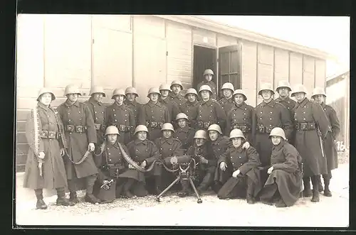 AK Schweizer Soldaten in Uniformen mit Helmen