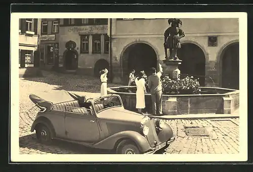 AK Mercedes-Benz, Typ 170 V Cabrio Limousine an einem Brunnen