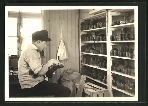 AK Ein Schuhmacher in seiner Werkstatt