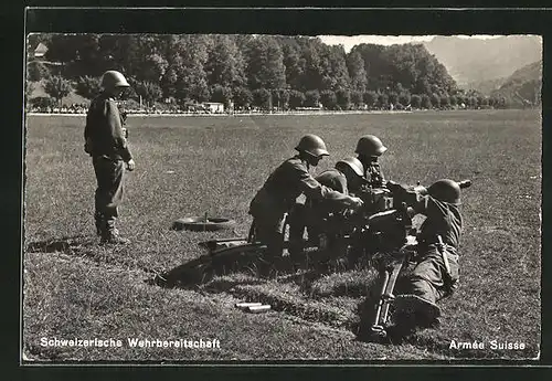 AK Schweizerische Wehrbereitschaft, Soldaten mit Infanterie-Kanone in Feuerstellung