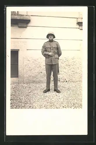 Foto-AK Schweizer Soldat in Uniform mit Stahlhelm