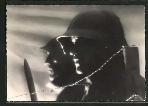 AK Soldaten der schweizer Armee mit Stahlhelmen hinter einer Stacheldrahtsperre