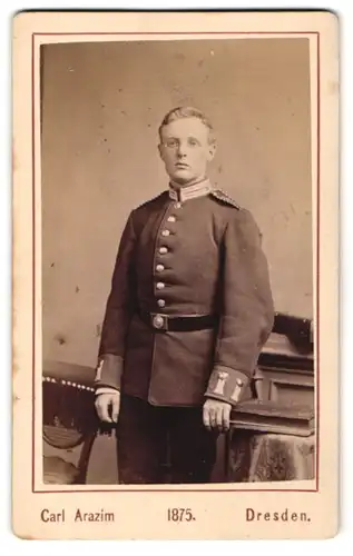 Fotografie Carl Arazim, Dresden, Portrait Soldat in Uniform mit Schulterklappen mit Paspelierung
