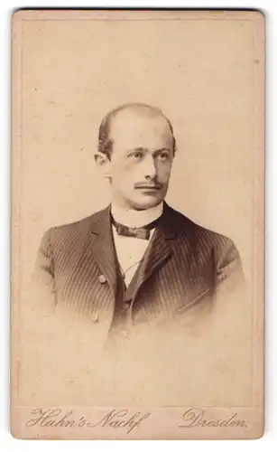 Fotografie Hahn`s Nachf., Dresden, Portrait junger Herr in Anzug mit Oberlippenbart