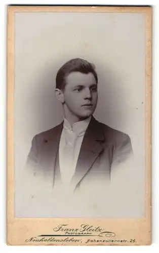 Fotografie Franz Gleitz, Neuhaldensleben, Portrait junger Herr in festlicher Kleidung