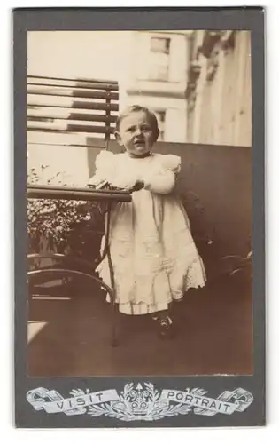 Fotografie unbekannter Fotograf und Ort, Portrait Kleinkind in Kleid