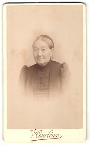 Fotografie V. Corleux, Reims, Portrait Greisin mit zusammengebundenem Haar