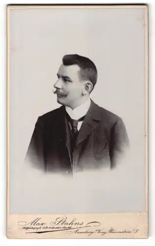 Fotografie Max Stahns, Annaberg i/Erzg. & Bärenstein i/S, Portrait junger Mann mit Bürstenhaarschnitt und Schnauzbart