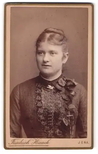 Fotografie Friedrich Haack, Jena, Portrait hübsches Fräulein mit Dutt in elegant bestickter Bluse