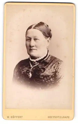 Fotografie W. Höffert, Berlin, Portrait dunkelhaarige Dame mit Felchtfrisur und eleganter Halskette