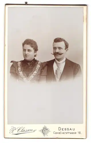 Fotografie P. Clasen, Dessau, Portrait charmantes Paar in eleganter Kleidung