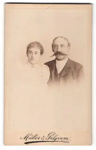 Fotografie Müller & Pilgram, Halle / Saale, Portrait schönes junges Paar in hübscher Kleidung
