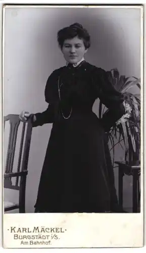 Fotografie Karl Mäckel, Burgstädt i. S., Portrait hübsche Dame mit Dutt im schwarzen Kleid