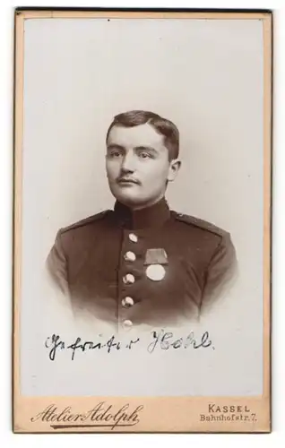 Fotografie Atelier Adolph, Kassel, Portrait charmanter dunkelhaariger Soldat in interessanter Uniform