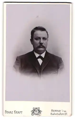 Fotografie Franz Kraft, Herne i.W., Herr im Anzug mit Schnurrbart