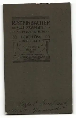 Fotografie R. Steinbacher, Salzwedel-Lückow, Portrait hübsche Dame in modischer Bluse