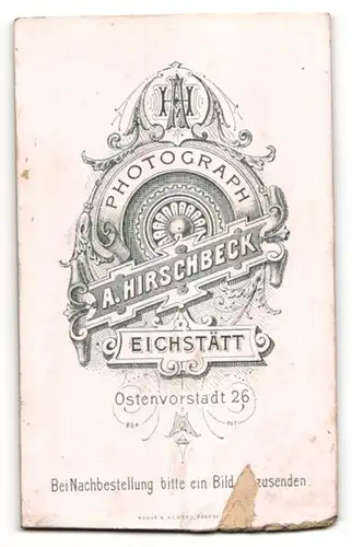 Fotografie A. Hirschbeck, Eichstätt, Bürgersohn im Anzug mit Hut und Spazierstock