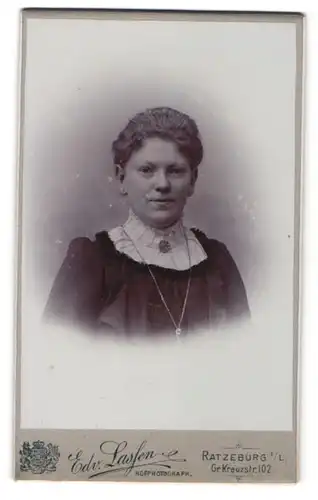 Fotografie Edv. Lassen, Ratzeburg, Portrait einer Frau mit langer Halskette