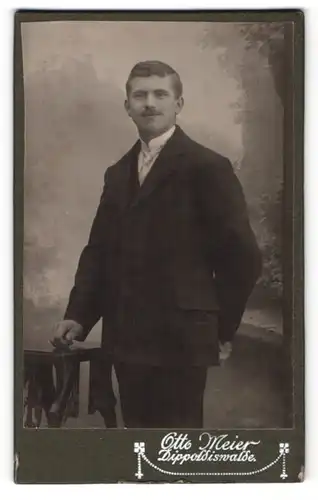Fotografie Otto Meier, Dippoldiswalde, Junger Mann im modischem Anzug
